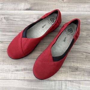Clarks Red Cloudsteppers Flats Women’s size 9 New Spring Casual